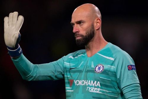 Thủ môn Chelsea làm xiếc với trái bóng