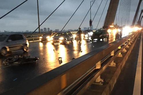 Tử vong vì chạy xe máy ngược chiều trên cầu Nhật Tân