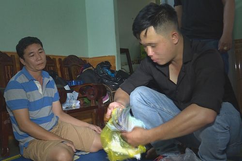 Xóc đĩa ăn tiền bằng phin cà phê và vỏ hạt dưa