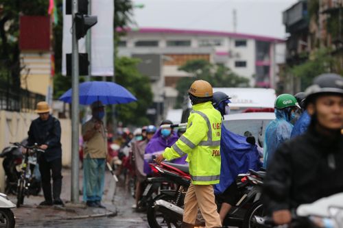Mưa lớn gây ùn tắc trên nhiều tuyến đường, phố Hà Nội