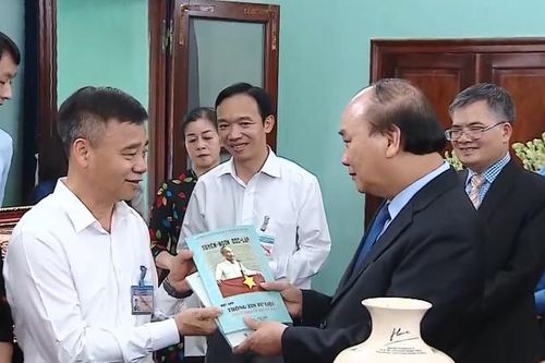 Thủ tướng Nguyễn Xuân Phúc dâng hương tưởng niệm Bác Hồ