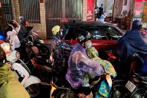 Hà Nội ùn tắc nghiêm trọng trong buổi sáng đầu tiên của năm học mới