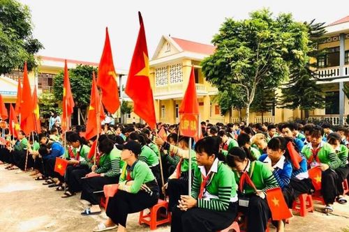 Trường tiểu học sạt lở, học sinh phải học tại trường THCS