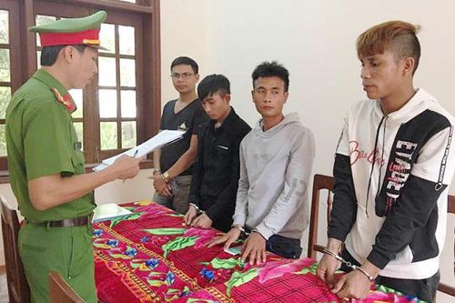 Kéo đồng bọn chém 'bồ' vợ cũ