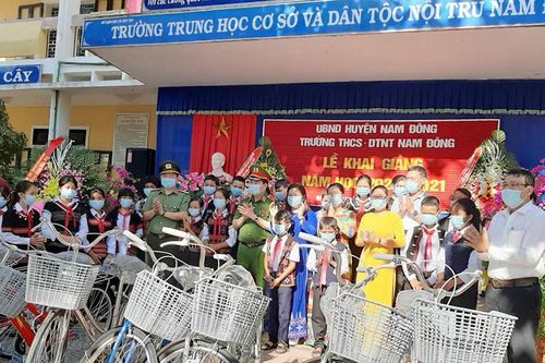 Thứ trưởng Lê Quốc Hùng dự khai giảng ở huyện miền núi TT-Huế