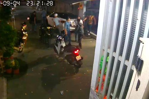 Nhóm 'giang hồ' dùng hung khí xông vào nhà dân đánh người