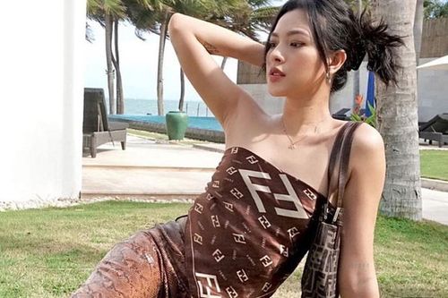 Chiêu mix đồ lấy khăn làm áo sexy thấy mê