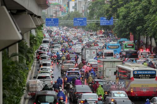 Nhiều tuyến phố Hà Nội ùn tắc, dân công sở 'chôn chân' hàng giờ trong cơn mưa