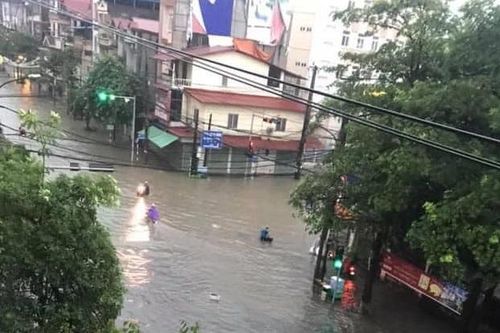 Thái Nguyên: Đường thành sông, nhiều học sinh lỡ buổi đầu tiên năm học mới