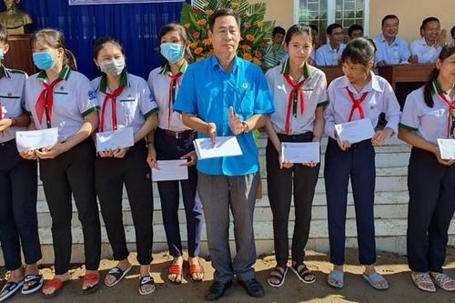 Tiếp sức cho học sinh nghèo Cà Mau tới trường