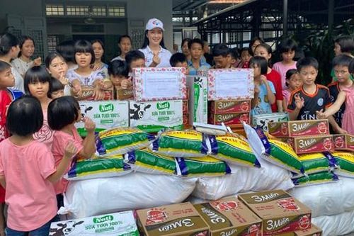 Trao hàng trăm suất quà cho trẻ em nghèo trên địa bàn tỉnh Thừa Thiên Huế