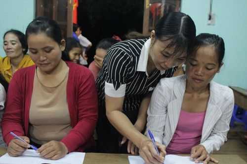 Kỳ lạ lớp học cháu dạy bà ê a đánh vần