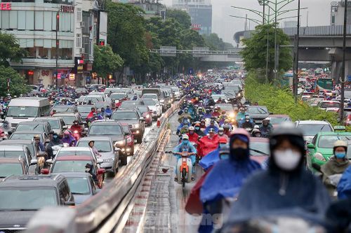 Ngày đầu tuần mưa lớn, nhiều tuyến phố Hà Nội ùn tắc dài
