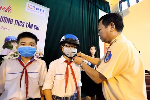 Thủy đoàn I phối hợp với các đơn vị tặng mũ bảo hiểm cho học sinh