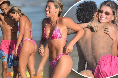 Sofia Richie diện bikini sexy, ôm ấp bạn trai cũ trên bãi biển hậu chia tay 'tình già'