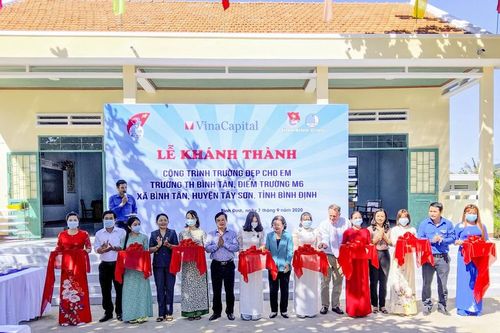 Quỹ học bổng Vừ A Dính hỗ trợ xây dựng 'trường đẹp cho em'