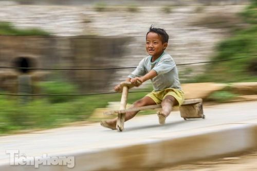 Nín thở thú trượt xe tự chế của các 'tay đua nhí' vùng cao