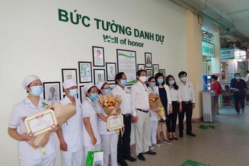 'Bức tường danh dự' vinh danh nhân viên y tế