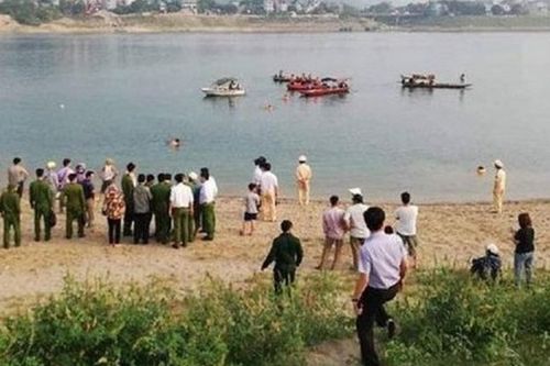 Tìm kiếm nam sinh mất tích khi tắm trên sông Đà