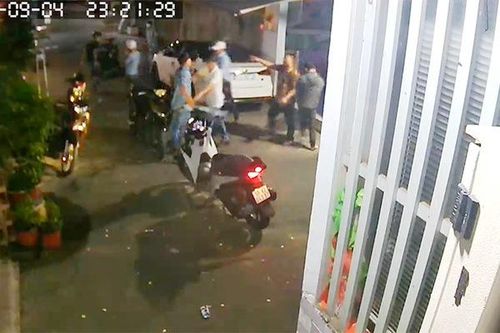 Chục giang hồ xông vào nhà chém người ở Sài Gòn