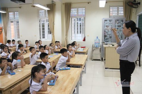 Học sinh lớp 1 trong buổi học đầu tiên theo chương trình phổ thông mới