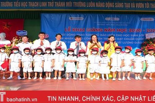 Trao tặng gần 23.000 mũ bảo hiểm cho học sinh lớp 1 đầu năm học mới