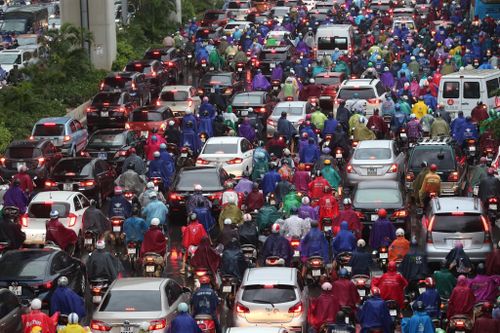 Mưa to gây ùn tắc nhiều tuyến phố ở Hà Nội trong sáng 7/9