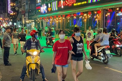 'Phố Tây' Bùi Viện nhộn nhịp trở lại sau 2 tháng tạm dừng hoạt động quán bar, vũ trường