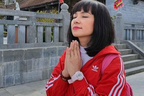 Việt Trinh tuổi 48 vẫn độc thân, sống hạnh phúc bên con trai