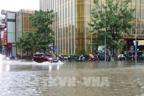 Thái Nguyên ngập trong biển nước, nhiều trường cho học sinh nghỉ học