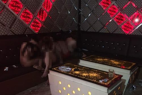 Bất chấp dịch COVID-19, nhiều tiếp viên nữ vẫn thoát y nhảy múa với khách bên trong quán karaoke