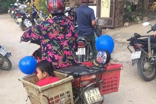 Khoảnh khắc người bà đưa hai cháu đi khai giảng bằng chiếc xe 'đặc biệt' khiến cư dân mạng rơm rớm nước mắt