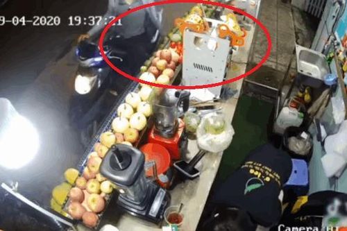 Clip: Vờ gọi đồ uống, nam thanh niên nhanh tay 'cuỗm' máy ép trái cây nhân lúc nữ nhân viên không cảnh giác