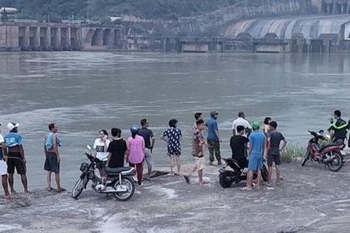 Hòa Bình: Nam sinh lớp 11 mất tích khi tắm sông Đà