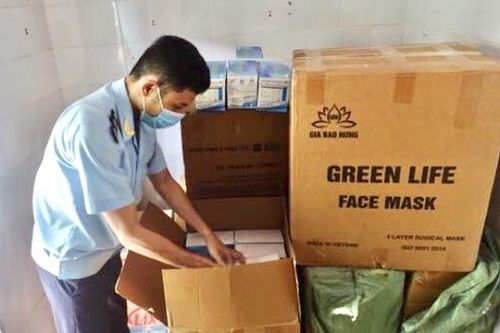 Quảng Ninh: Tạm giữ khẩu trang và mỹ phẩm không rõ nguồn gốc