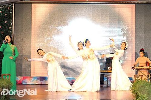 Kể chuyện Bác Hồ qua mỗi trang thơ