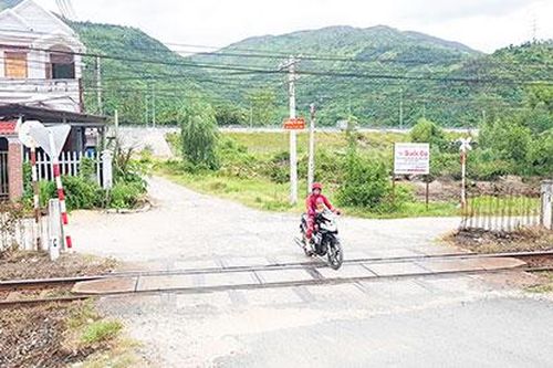 Đẩy nhanh tiến độ nâng cấp, cải tạo đường ngang qua đường sắt