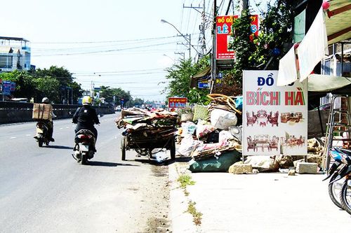 Chiếm dụng lòng, lề đường để mua bán phế liệu