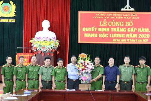 Bát Xát thưởng nóng Ban chuyên án bắt đối tượng mua bán trái phép chất ma túy