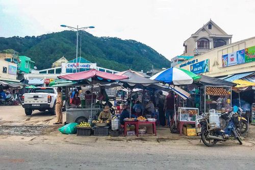 Xử lý lấn chiếm hành lang an toàn đường bộ gặp nhiều khó khăn