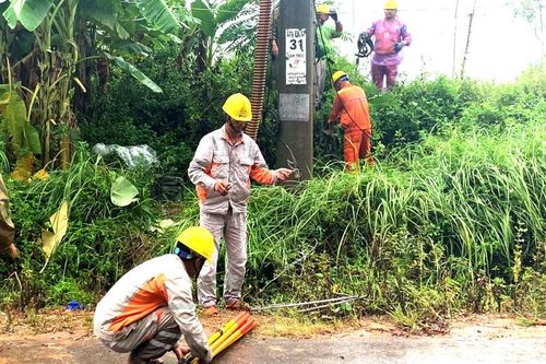 Mưa lớn gây mất điện trên diện rộng