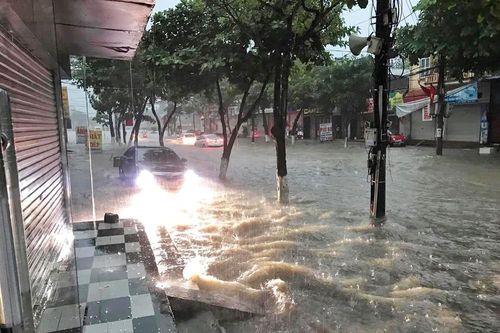 Mưa lớn khiến nhiều khu vực tại thành phố Thái Nguyên ngập trong 'biển nước'