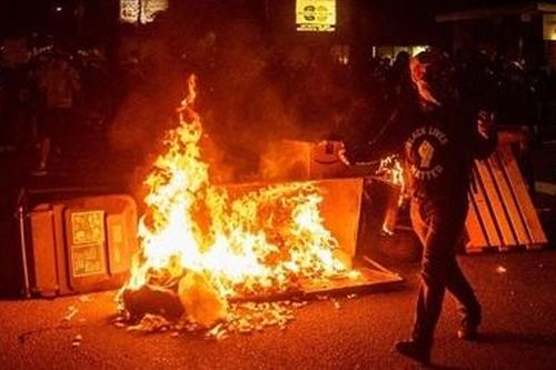 50 người bị bắt trong đêm biểu tình thứ 100 tại Portland