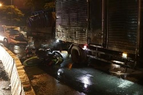 Ô tô 7 chỗ lao vào đám đông dừng đèn đỏ, 3 người bị thương