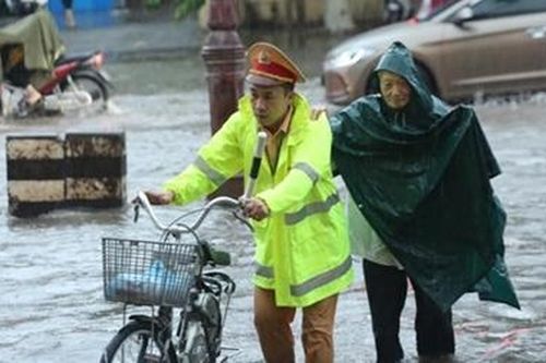 CSGT Bắc Giang đội mưa phân luồng, bảo đảm TTATGT