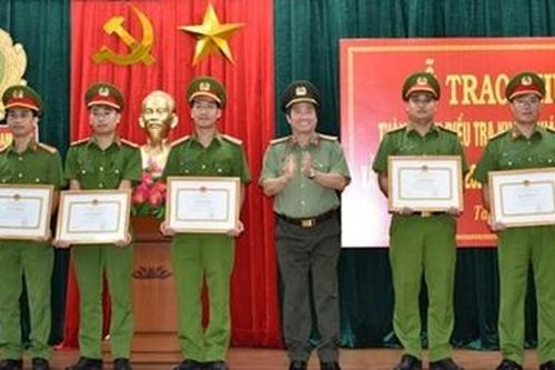 Khen thưởng tập thể, cá nhân khám phá nhanh vụ cướp xe taxi