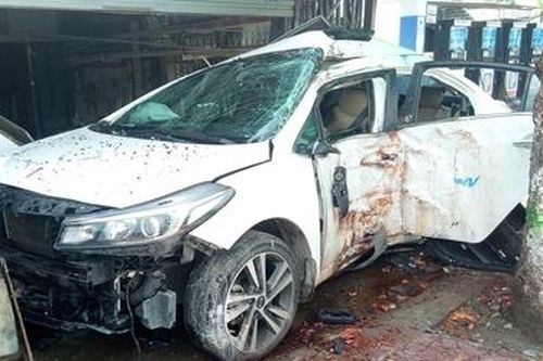 Chuyển viện 2 nạn nhân nặng trong vụ xe hơi lao lên vỉa hè
