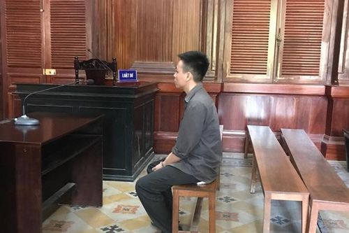 Bảo vệ mắc bệnh 'ăn cắp quen tay' lãnh 12 năm tù