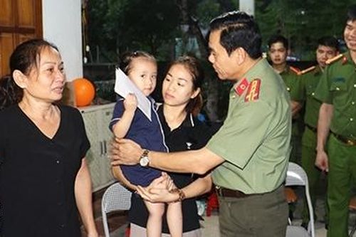 Thăm hỏi, động viên gia đình chiến sỹ Công an hi sinh khi làm nhiệm vụ