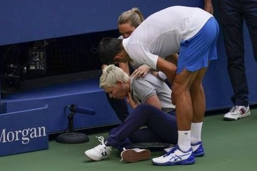 Novak Djokovic bị xử thua vì đánh bóng trúng cổ nữ trọng tài